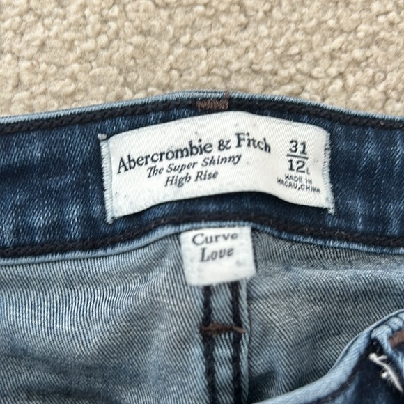 Abercrombie & Fitch - Picture 2 of 2